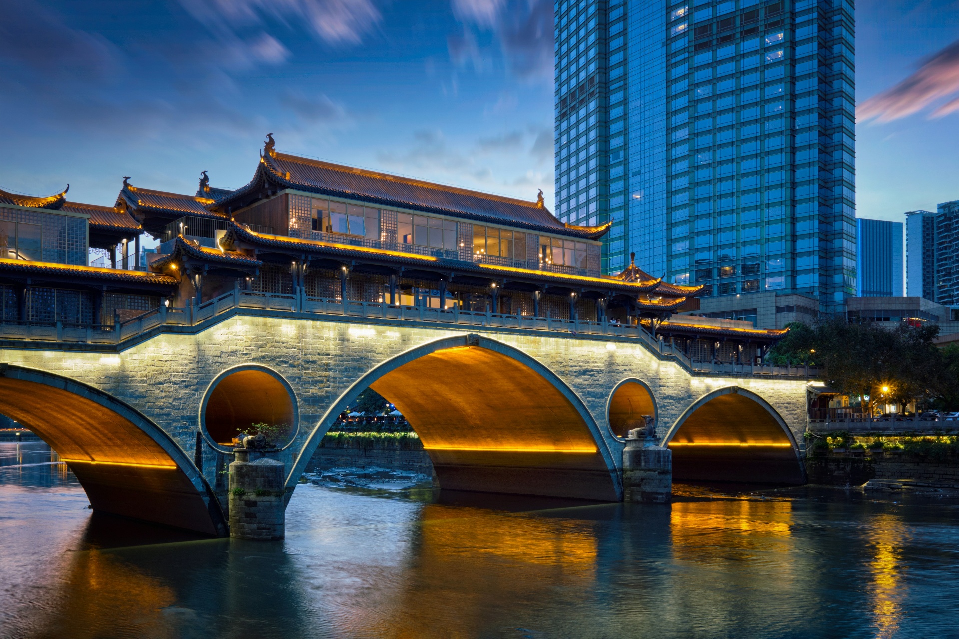 Chengdu Anshun Bridge at dusk